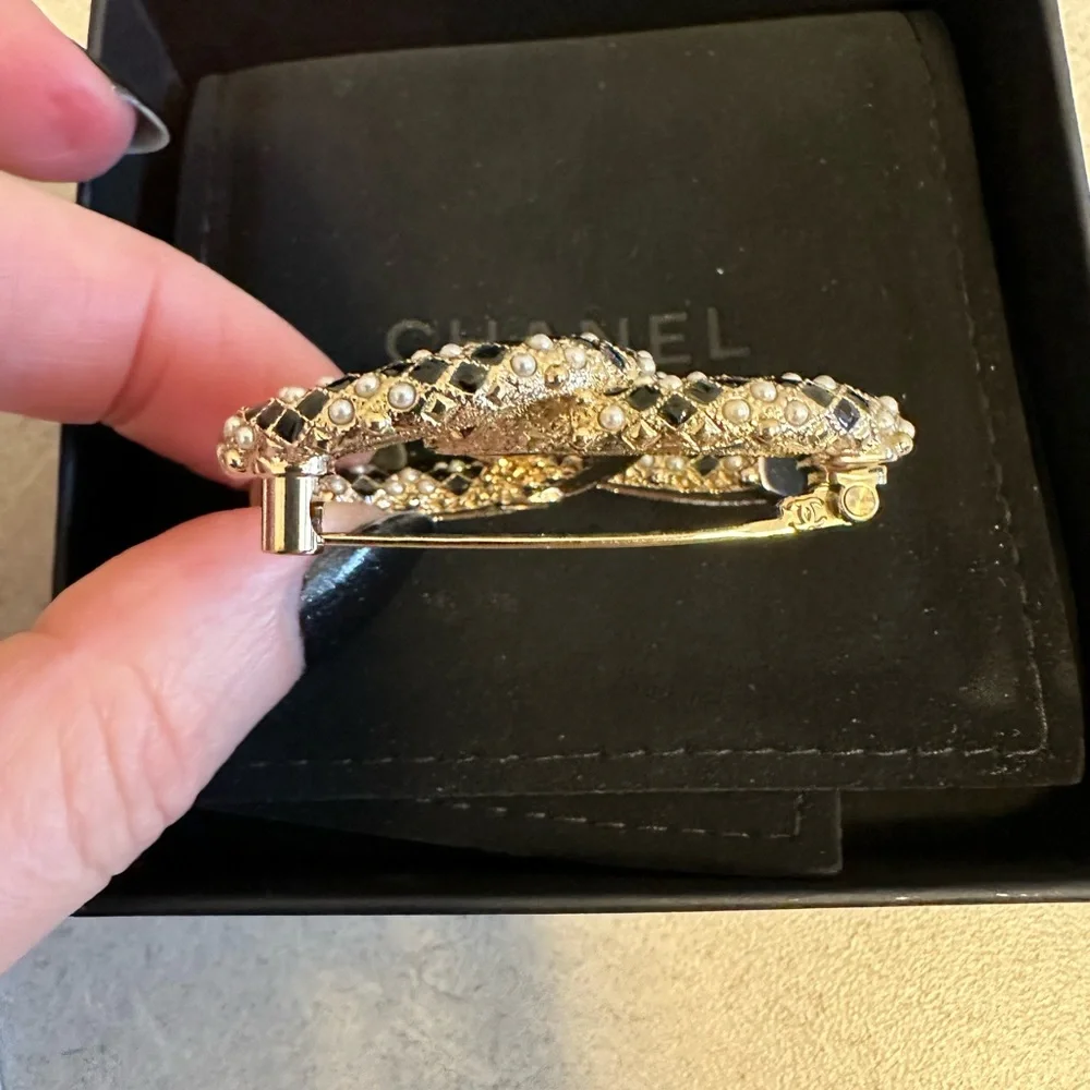 BNW AUTH CHANEL 21A GOLD, PEARLY WHITE & BLACK BROOCH, MADE IN FRANCE
